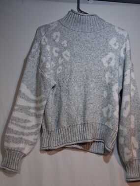 Nine West Light Gray & Ivory Patterned Turtleneck Sweater